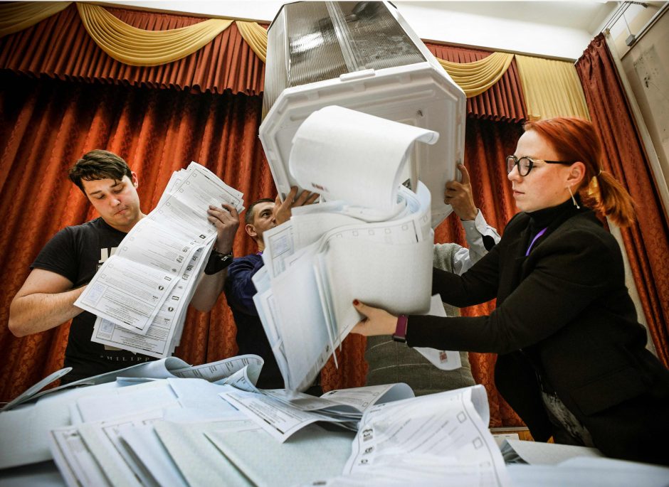 Rusijos valdančioji partija tvirtina per rinkimus gavusi dviejų trečdalių daugumą