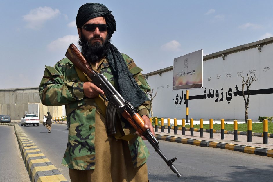 Pasaulis sprendžia Talibano pripažinimo dilemą