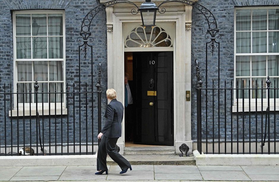 I. Šimonytė pateko į kuriozinę situaciją – Londone pražygiavo britų premjero duris