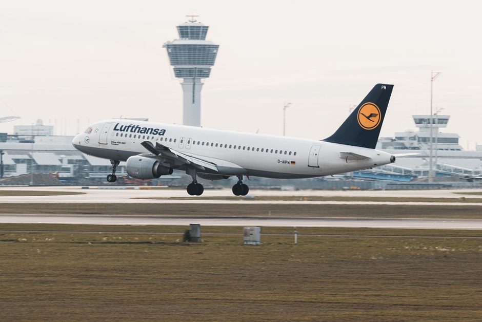 „Lufthansa“ dėl koronaviruso mažina tolimųjų skrydžių pajėgumus