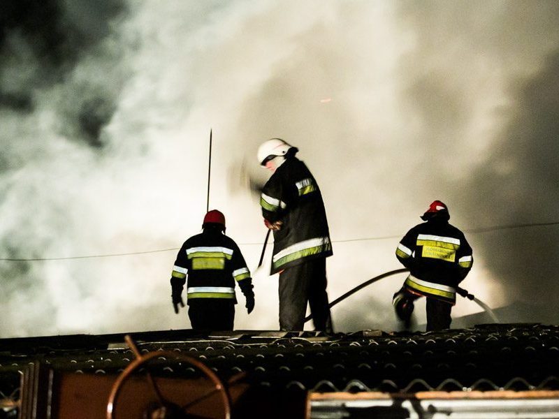 Vilniaus rajone atvira liepsna degė medinis namas