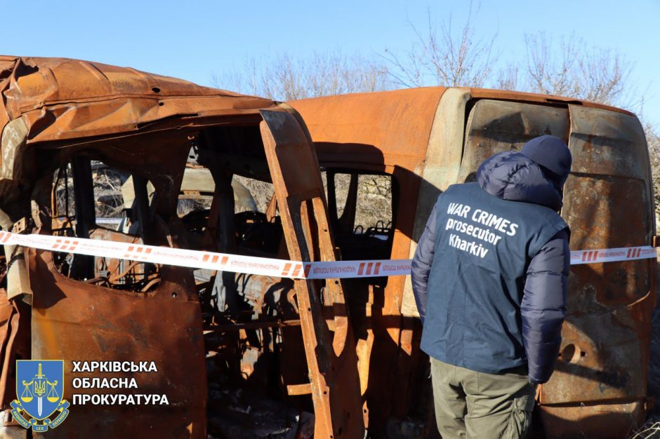 Siaubas Charkivo srityje: atkasti evakuaciniuose autobusuose sudegintų žmonių lavonai