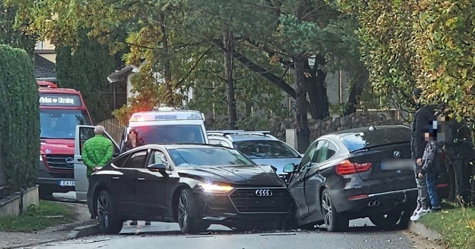 Vilniaus rajone girto vairuotojo „Audi“ rėžėsi į lakūno J. Kairio BMW
