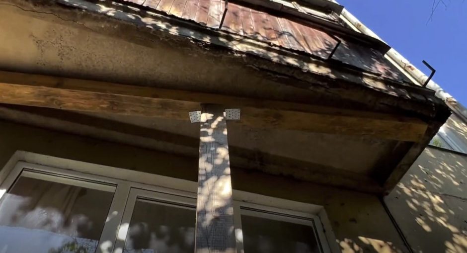 Katastrofiška padėtis Vilniuje: mediniais rąstais ramstomi balkonai