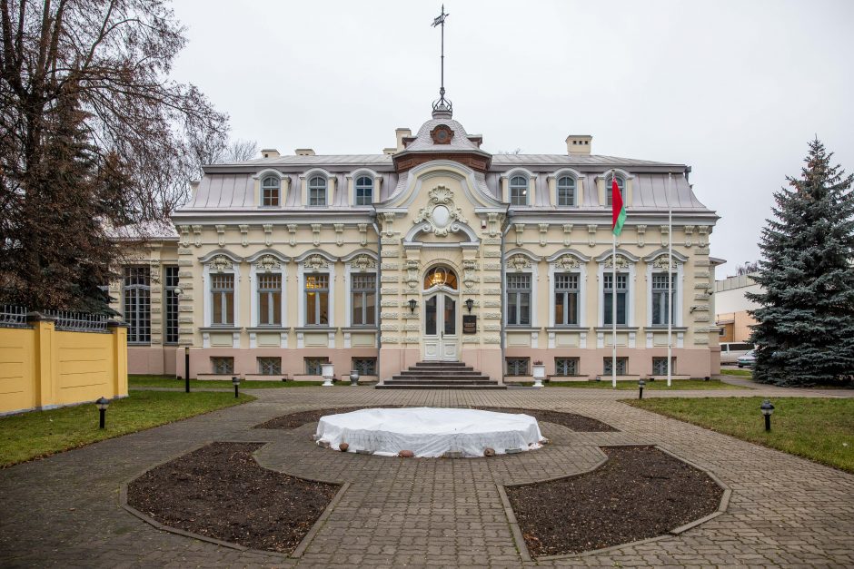 Vilniuje balsuoti nespėję baltarusiai prie ambasados surengė protesto akciją