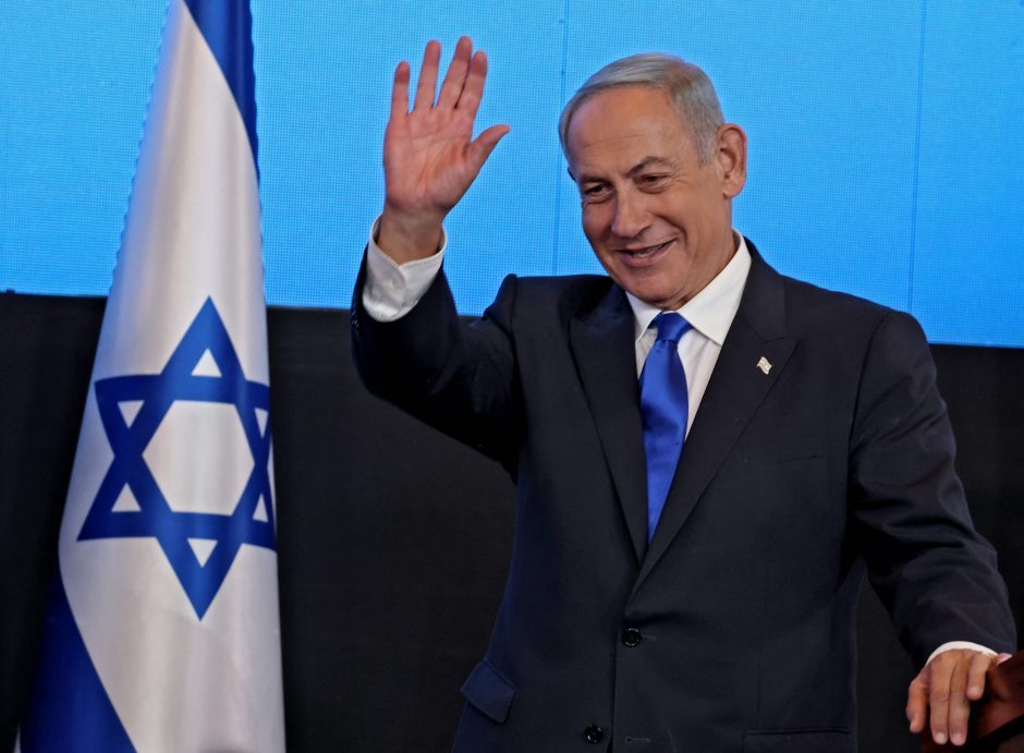 Izraelio parlamentas patvirtino naują vyriausybę, premjeru prisaikdintas B. Netanyahu