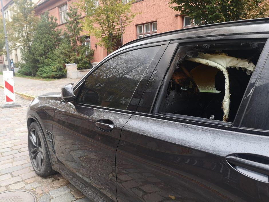 Klaipėdoje liepsnojo prabangus BMW: įtariamas padegimas