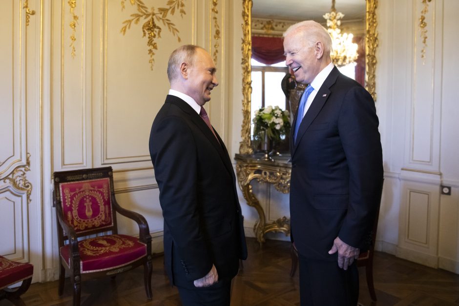 V. Putinas ir J. Bidenas sako, kad derybos Ženevoje praėjo gerai, tačiau nesutarimų lieka