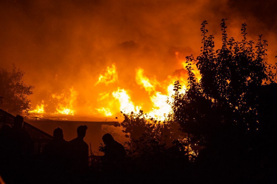 Gaisras Vilkaviškio rajone: pranešta apie degantį ūkinį pastatą