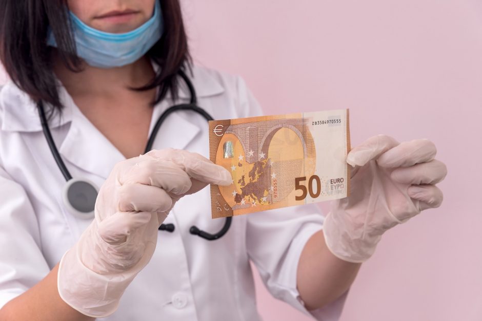 Medikų atlyginimų priedams už gegužę pervesta 11,6 mln. eurų