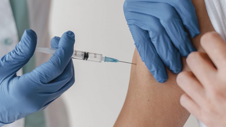 JK tvirtina, kad vakcinos apsaugo nuo indiškosios koronaviruso atmainos