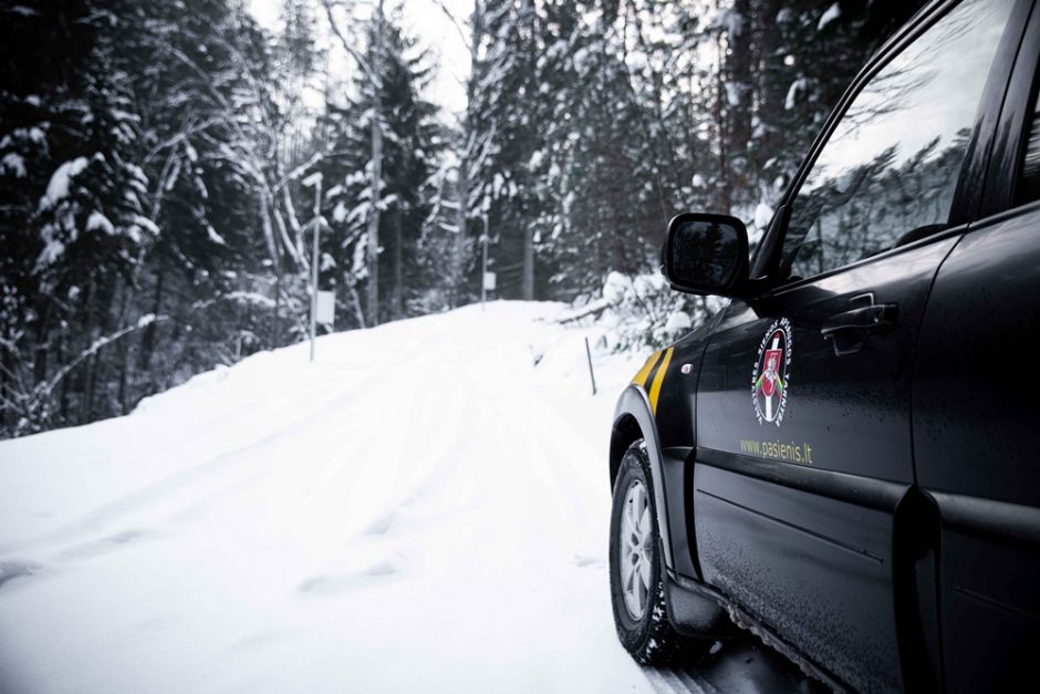 Šalčininkų rajone pasieniečiams įkliuvo sniego roges vairavusi 13-metė