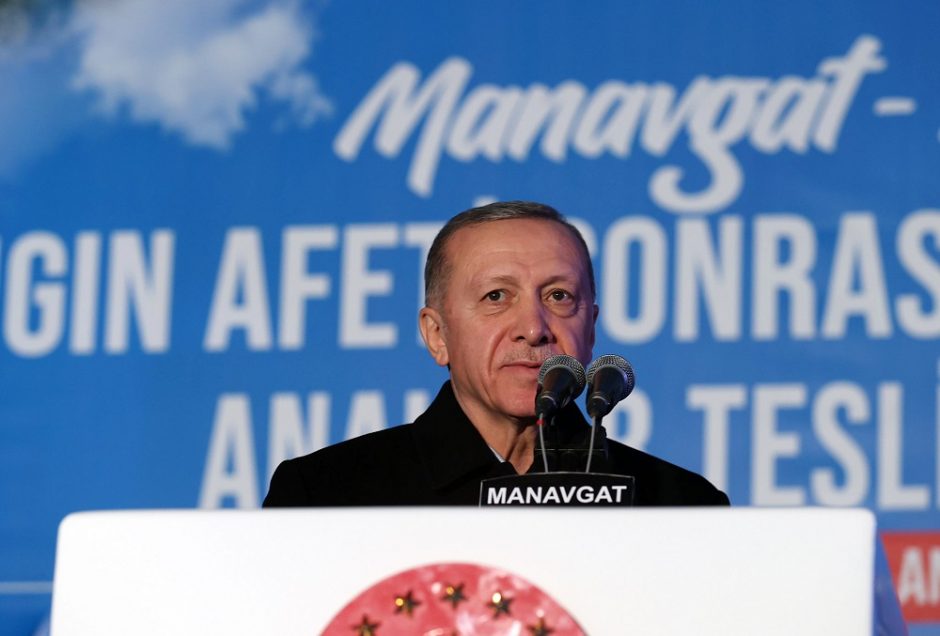 R. T. Erdoganas prašo atleidimo dėl vėluojančių gelbėjimo darbų po žemės drebėjimo