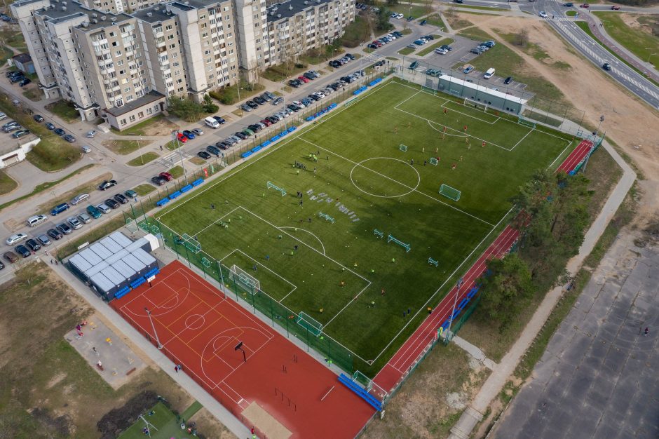 Pilaitės futbolo stadione nebeliko maniežą dengusio kupolo: aikštyne planuojamos treniruotės