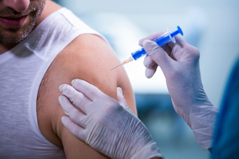 JK rekomenduoja trečia vakcinos nuo COVID-19 doze skiepyti vyresnius nei 50 metų gyventojus