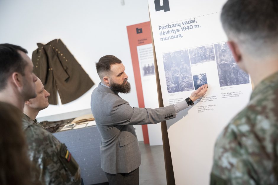 Atkurtų partizanų uniformų parodą galima aplankyti ir su virtualios realybės akiniais