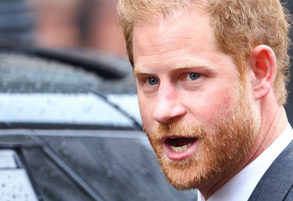 Princas Harry kaltina JK karališkąją šeimą slėpus nuo jo įsilaužimą į telefonus