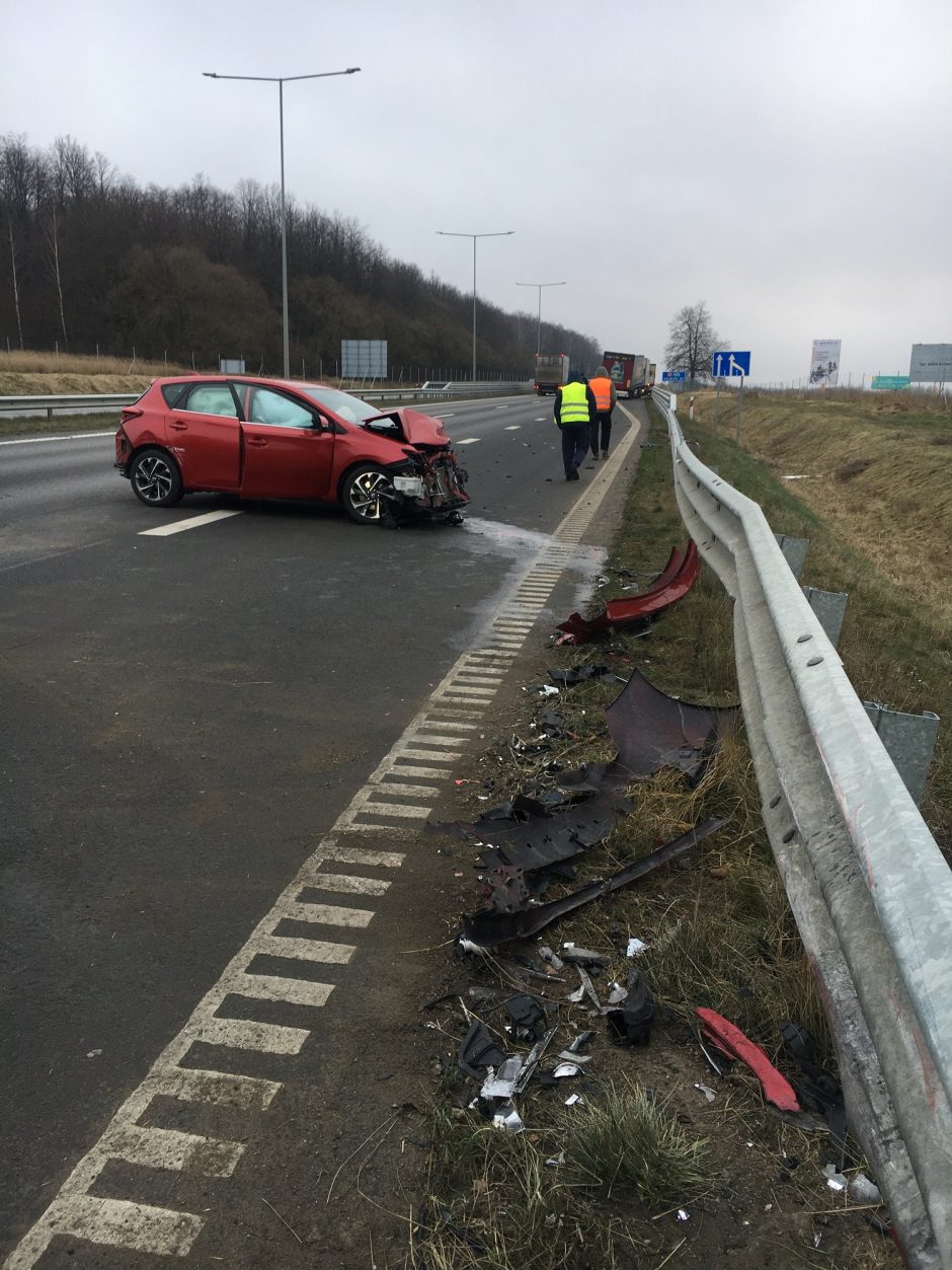 Kelyje Kaunas-Vilnius vilkikas rėžėsi į lengvąjį automobilį