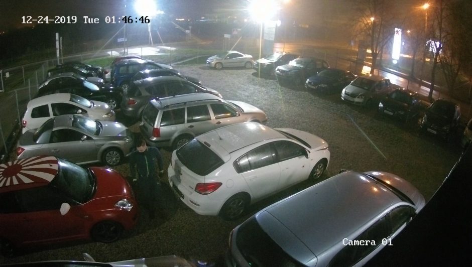 Vaizdo kameros užfiksavo vagystę iš BMW: atpažinusiems vyrą žada atlygį