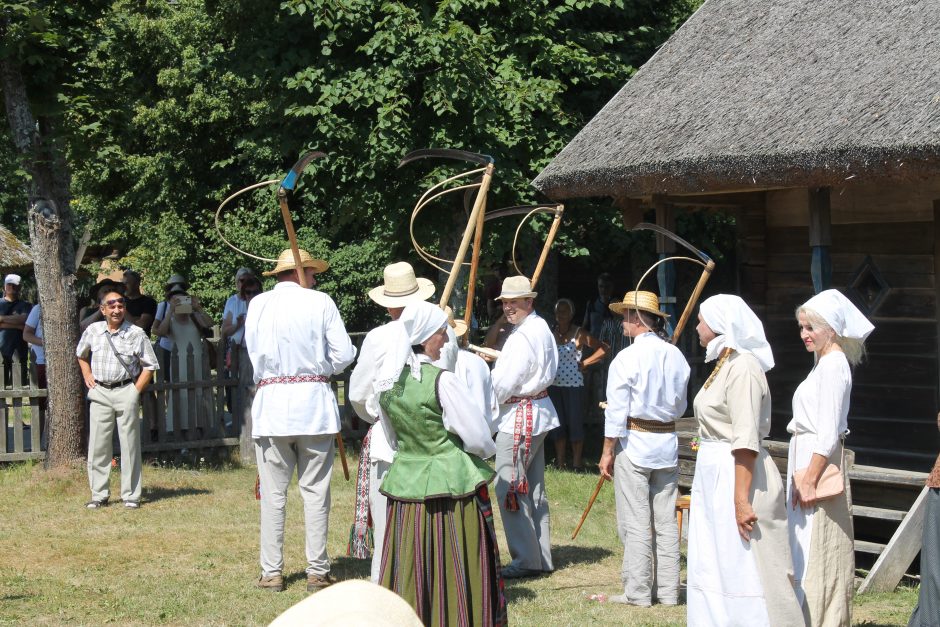 Rumšiškėse nestigo šventinės įvairovės: pasveikinę Onas, priminė ir rugiapjūtės tradicijas