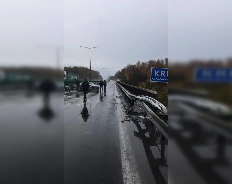 Nelaimė kelyje Kaunas-Vilnius: į atitvarus rėžėsi „Mercedes-Benz“