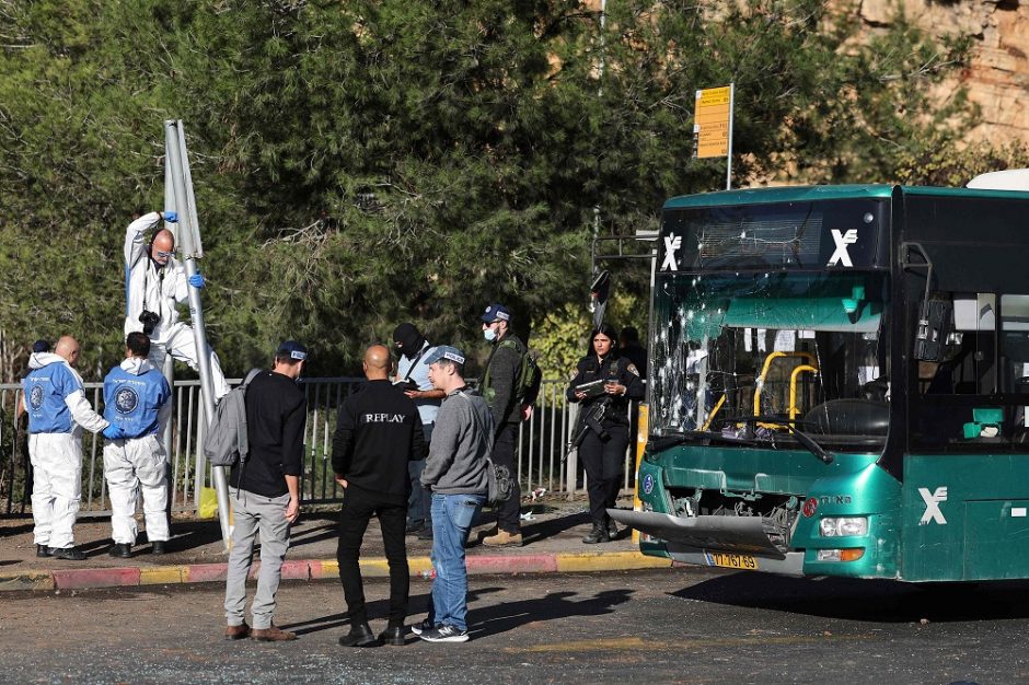 Per du bombų sprogimus Jeruzalėje mažiausiai vienas žmogus žuvo, 14 sužeista