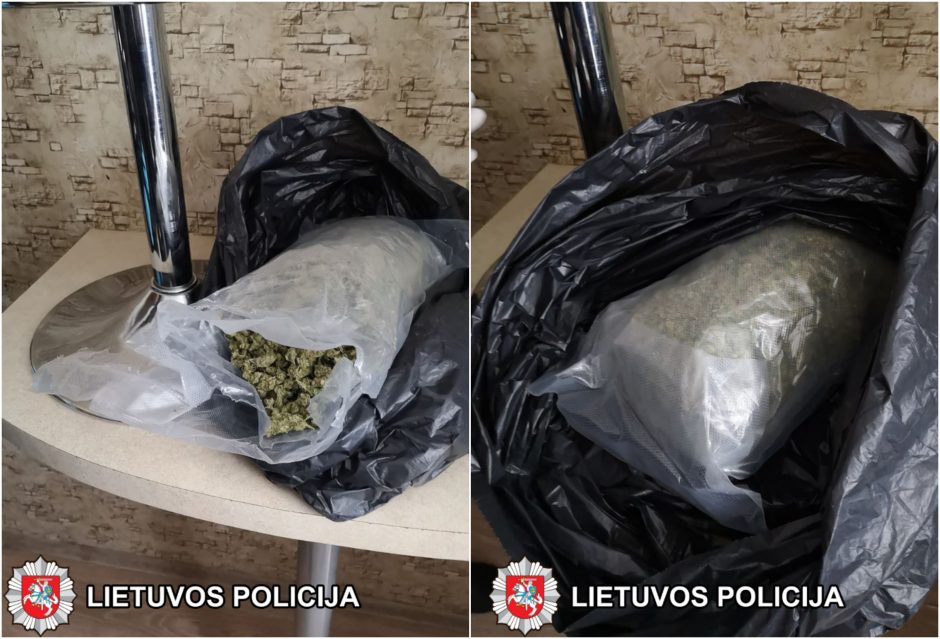 Policija sulaikė narkotikų tiekimu į Marijampolę įtariamą vyrą: namuose rastas kilogramas kanapių