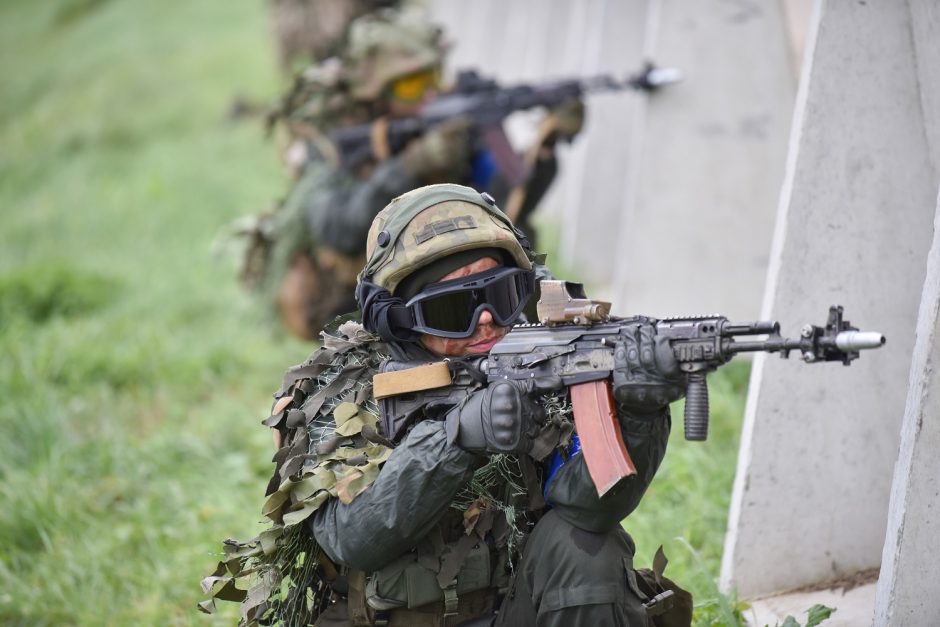 Lietuva planuoja Ukrainos kariuomenei perduoti liemenių ir diržų