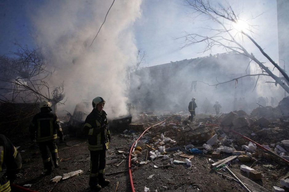 Kyjive numuštos Rusijos raketos nuolaužoms pataikius į gyvenamąjį pastatą žuvo žmogus