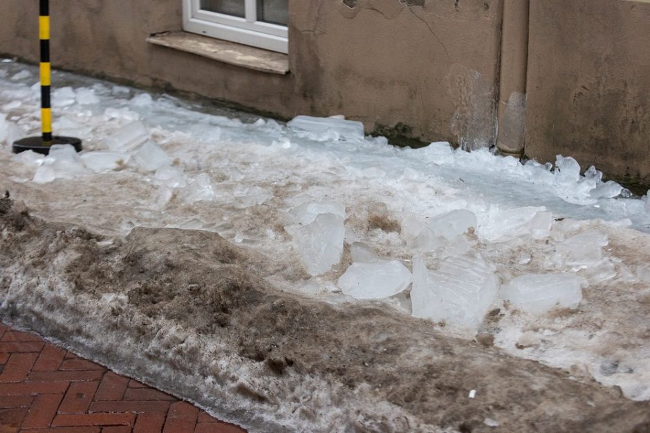 Vilniaus rajone – netikėta nelaimė: vyras mirė paslydęs ant ledo ir atsitrenkęs į namo sieną
