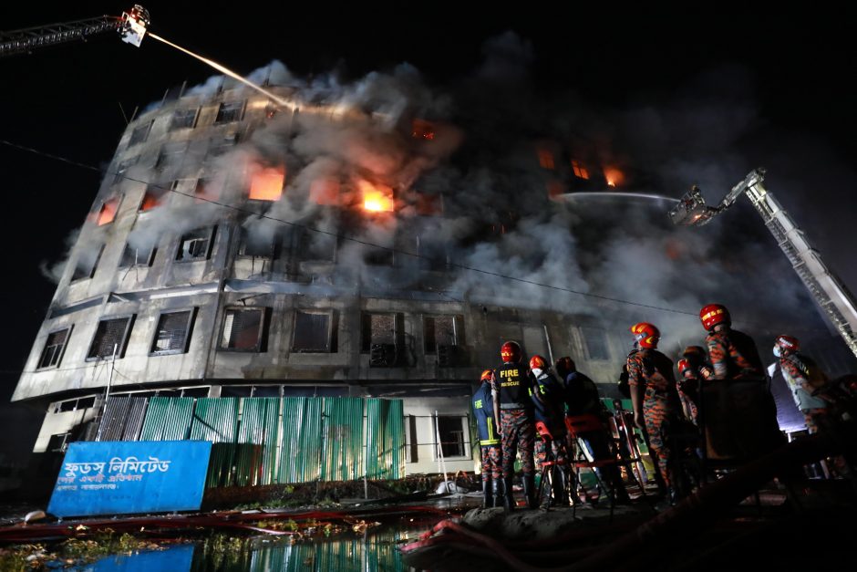 Per gaisrą maisto fabrike Bangladeše žuvo 52 žmonės