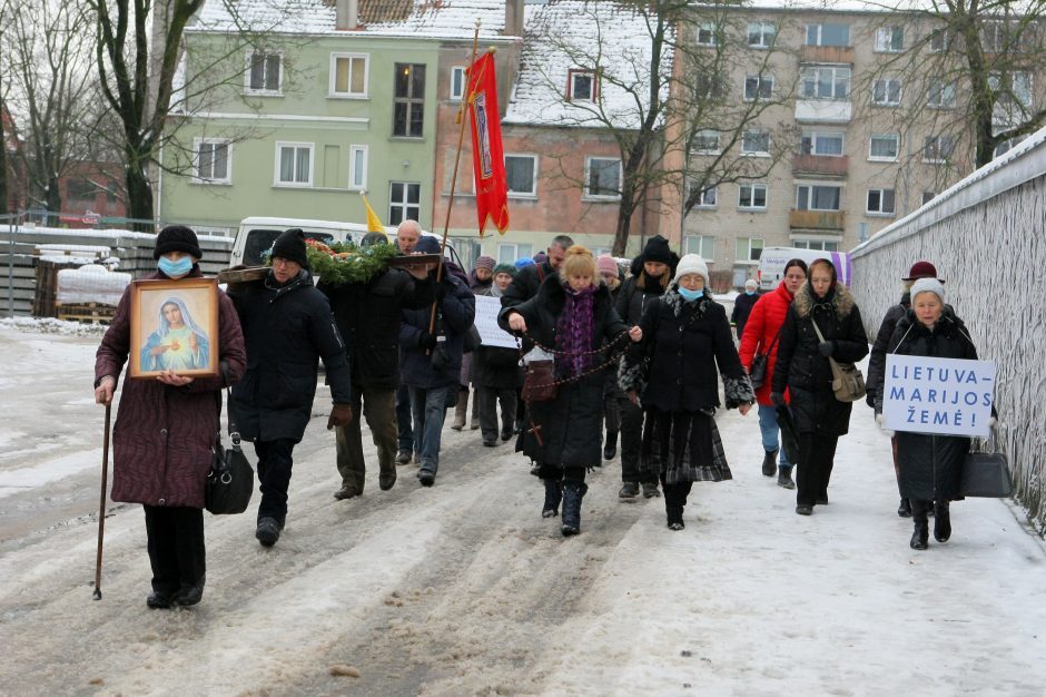 Piligrimai pėsčiomis žingsniavo per visą Klaipėdą: meldėsi už taiką