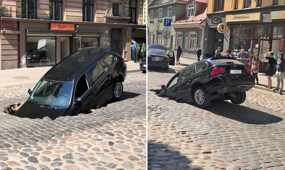 Rygoje į gatvėję atsivėrusią smegduobę įkrito du automobiliai