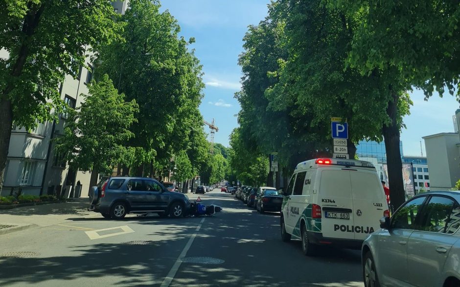 Per avariją V. Putvinskio gatvėje nukentėjo mopedo vairuotojas