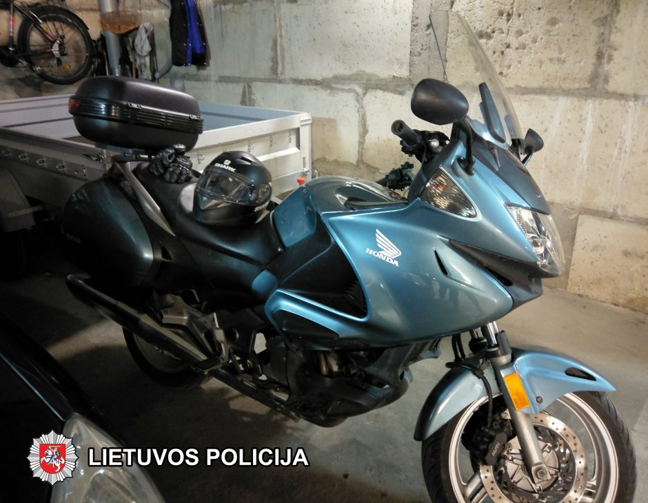 Prašo pagalbos: iš garažo Vilniuje pavogtas motociklas, dviračiai, ratai ir šalmai