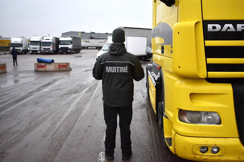 Dėl sankcijų taikymo muitininkams darbo netrūksta: vilkikus su kroviniais tenka apgręžti