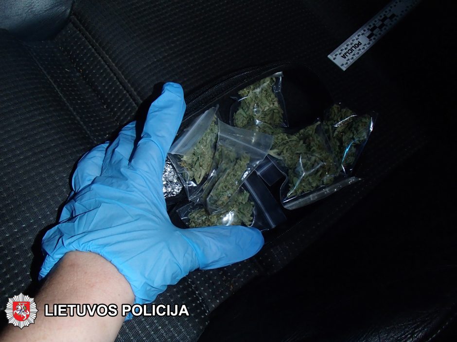 Jaunuolio automobilyje ir namuose pareigūnai įtaria radę „žolės“ ir amfetamino