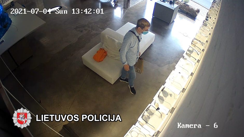 Vilniaus pareigūnai tiria vagystę ir prašo pagalbos: galbūt atpažįstate vyrą nuotraukoje?