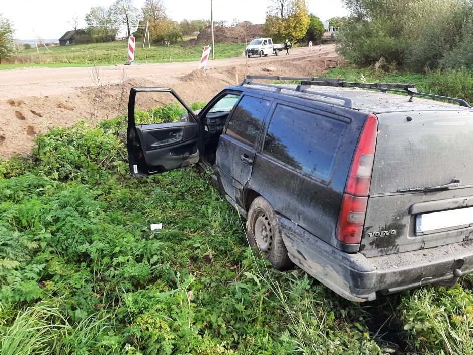 Su vogtu „Volvo“ toli nenuvažiavo – kelionę ilgapirštis baigė griovyje