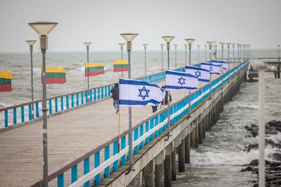 Ant Palangos tilto – Izraelio valstybės vėliavos