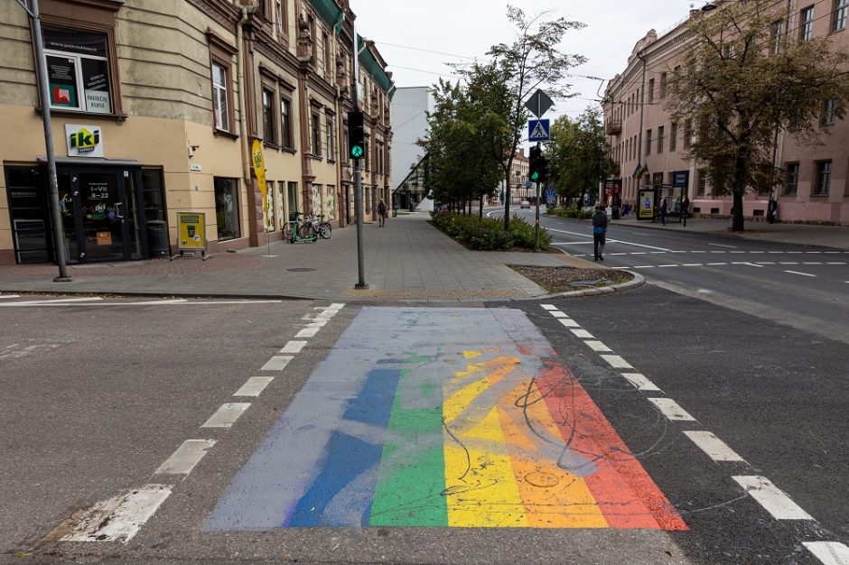 Po LGBTIQ eitynių Vilniuje uždažyta vaivorykštės spalvų perėja: įtariamasis sulaikytas