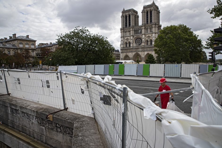Atnaujinami Paryžiaus Dievo Motinos katedros valymo darbai