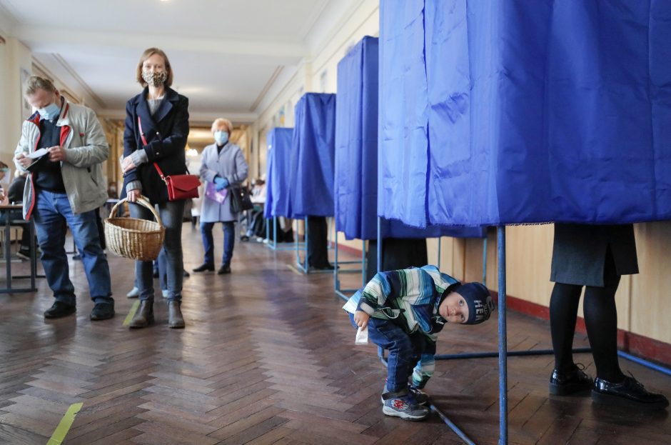 Stebėtojai: vietos valdžios rinkimai Ukrainoje buvo skaidrūs
