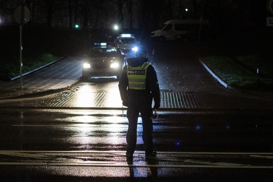 Po smūgio į kitą automobilį Vilniuje, neblaivus vairutojas bandė slėptis kieme