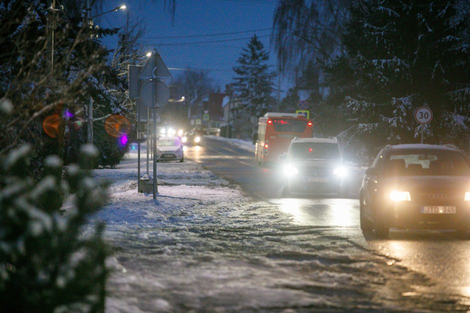 Lietuvos keliuose esama slidžių ruožų, naktį – šlapdriba, sniegas ir plikledis