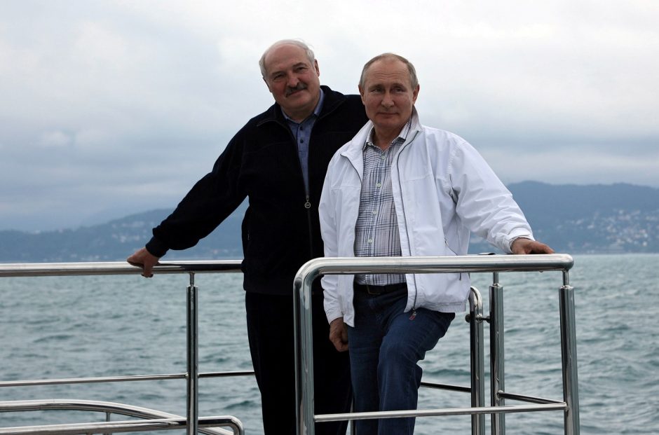 Antrąją susitikimo dieną V. Putinas su A. Lukašenka plaukiojo laivu