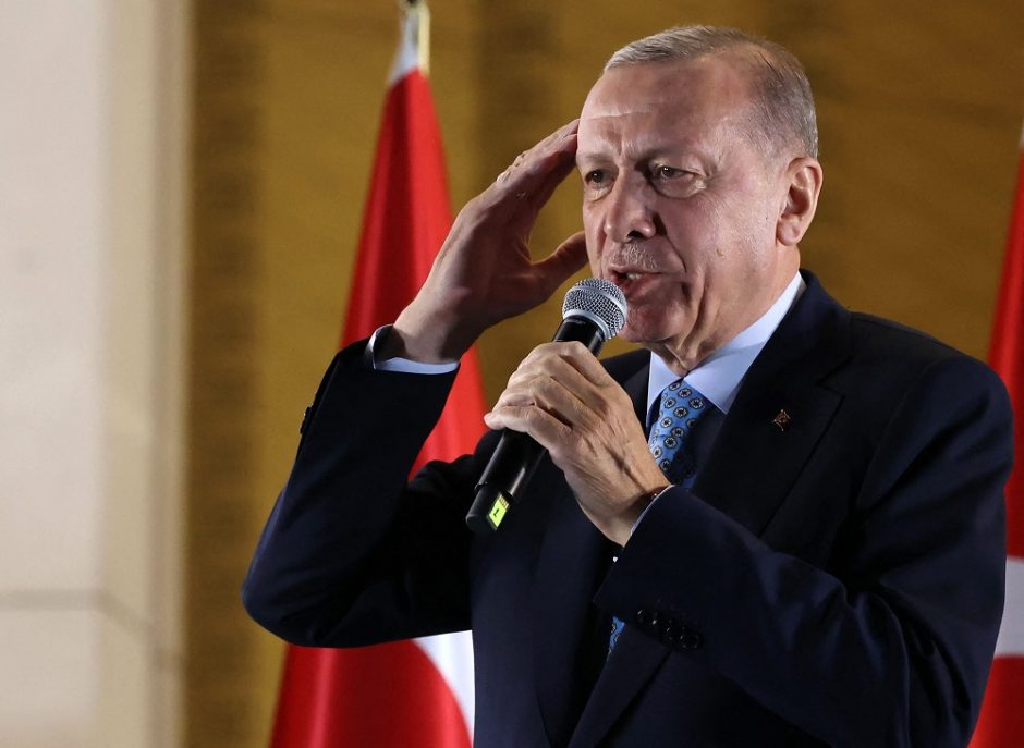 R. T. Erdogano pergalė Turkijos prezidento rinkimuose lirą nusmukdė į rekordines žemumas