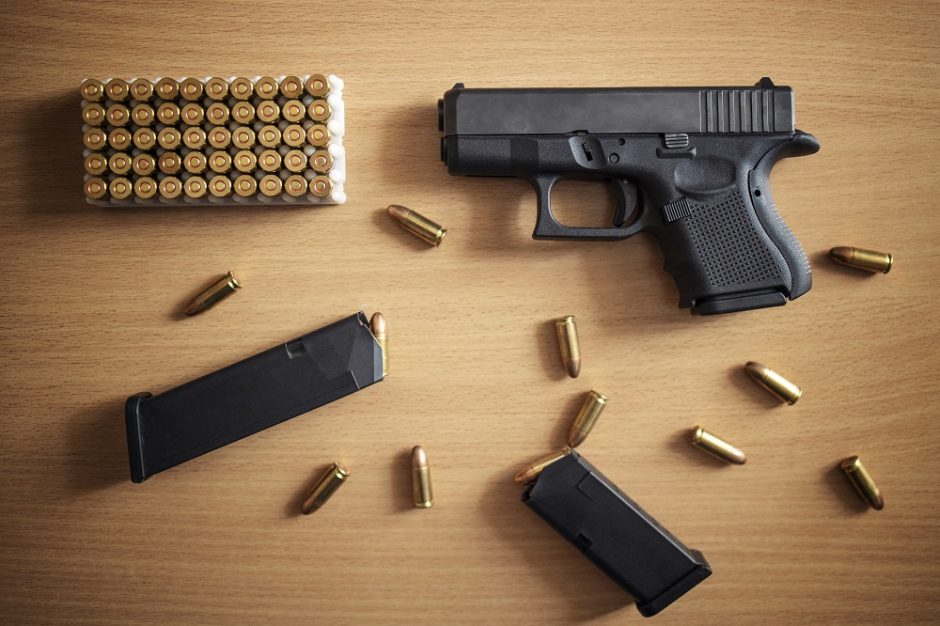 Trakų rajone tvarkydama garažą moteris rado pistoletą ir du šautuvus