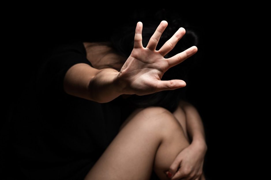 Temidė nepasigailėjo keturių bute nepilnametes seksualiai prievartavusių vyrų