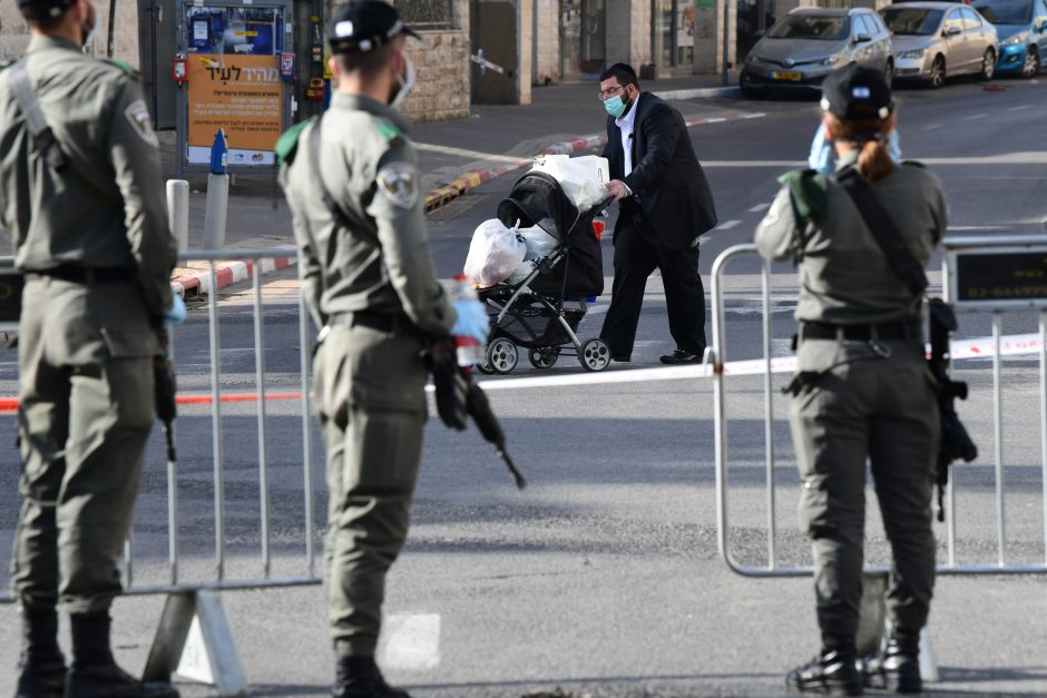 Izraelis dėl koronaviruso siunčia kariuomenę į žydų ultraortodoksų miestą